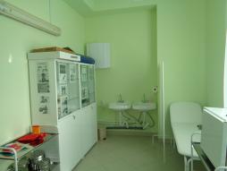 Медицинский блок включает в себя медицинский кабинет и изолятор, которые соответствуют санитарным нормам.